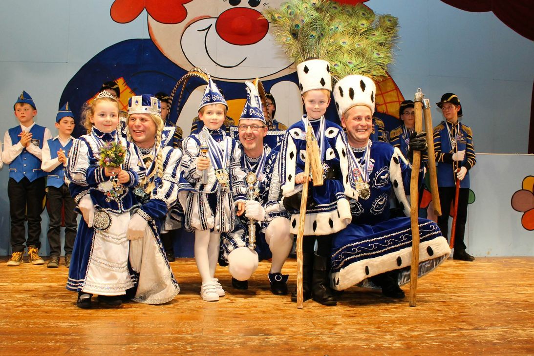 Die großen und kleinen Narrenherrscher der KG Biebesse dürfen sich auch nach Ende der »tollen Tage« noch einmal kräftig feiern lassen. Am Sonntag, 6. März, wird der Rosenmontagszug nachgeholt - mit noch mehr Wagen und Gruppen geht es durch Höfen.