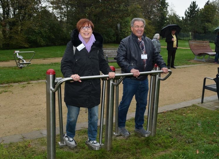 Carla Neiße-Hommelsheim, Vorsitzender der LAG Zülpicher Börde, und Franz Glasmacher, Vorsitzender des Fördervereins Gartenschaupark Zülpich demonstrierten gemeinsam die Funktionsweise eines der neuen Sportgeräte. Foto: Scholl