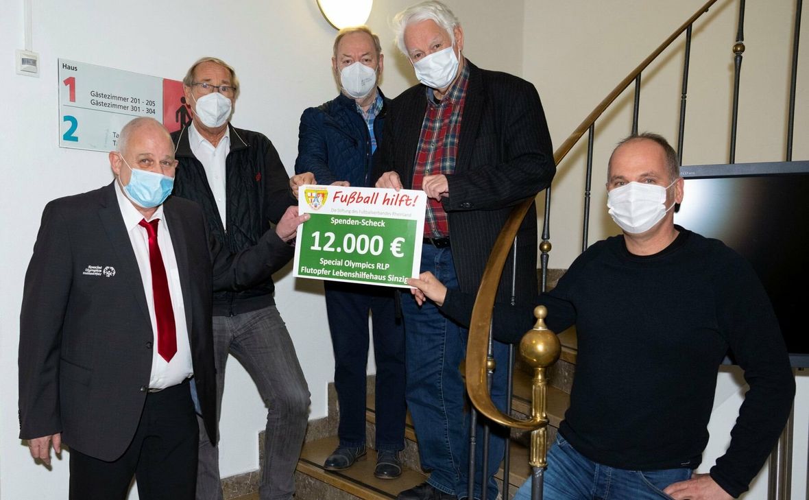 »Fußball hilft« an der Ahr (von links): Jürgen Caspary, Special Olympics, Norbert Neuser, »Kick for Help«, Juppa Ganser, Lotto-Elf, Walter Desch, Präsident Fußballverband Rheinland, und Volker Ackermann, SV Gering-Kollig.