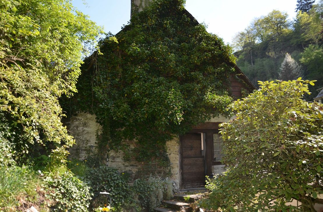 Das Haus in der Kirchstraße 32 in Monschau verfällt zusehends. Die ISG Monschau will es nun restaurieren und unter dem Titel »Viertelhaus - Heimat braucht Leben« zur Begegnungsstätte wie zum Musterhaus für Altbausanierungen machen.
 Skizze: ISG Monschau / Foto: T. Förster