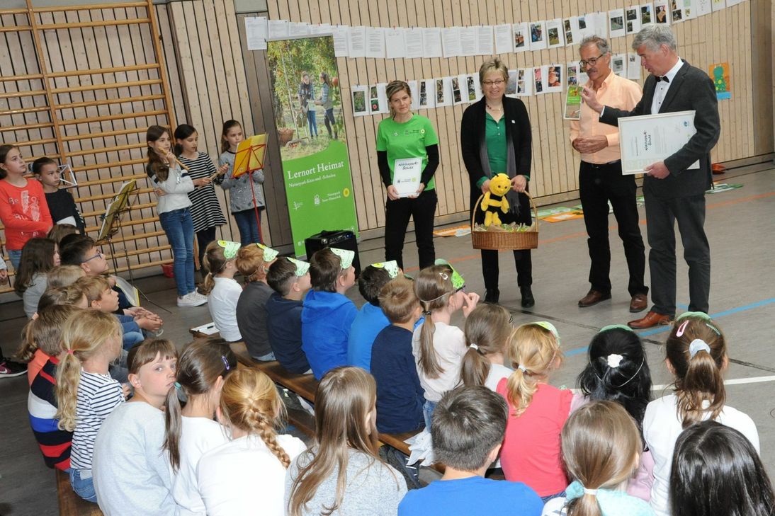 Für den Naturpark Saar-Hunsrück übergab Vorsitzender Matthias Schneider (rechts) Urkunde und Plakette an Schulleiter Armin Loos (2.v.r.) und Geschäftsführerin Gudrun Rau (3.v.r.) brachte Geschenke für die Züscher Grundschüler mit. Foto: Schmieder