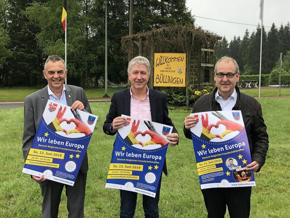 Die Bürgermeister Rudolf Westerburg (v.li.), Friedhelm Wirtz aus Büllingen sowie Wilfried Knips präsentierten das Programm am Losheimergraben - an der Stelle, wo einst die Grenzkontrollen stattfanden. mn-Foto