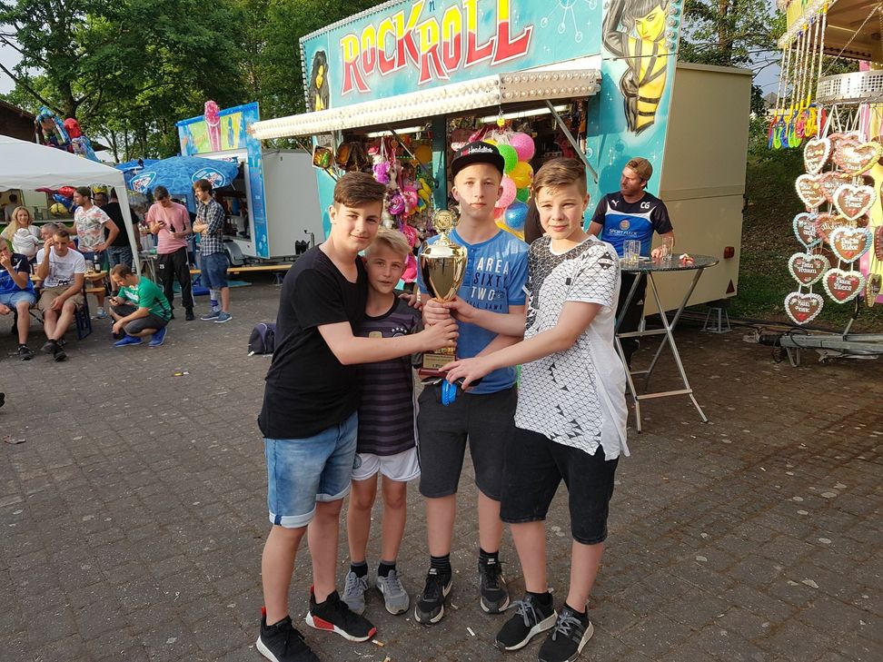 Die Sieger-Mannschaft mit dem Wochenspiegel-Wanderpokal (v.l.): Etienne Stillahn, Leon Kremer, Felix Klemens und Lucca Winkel. Foto: Schuh