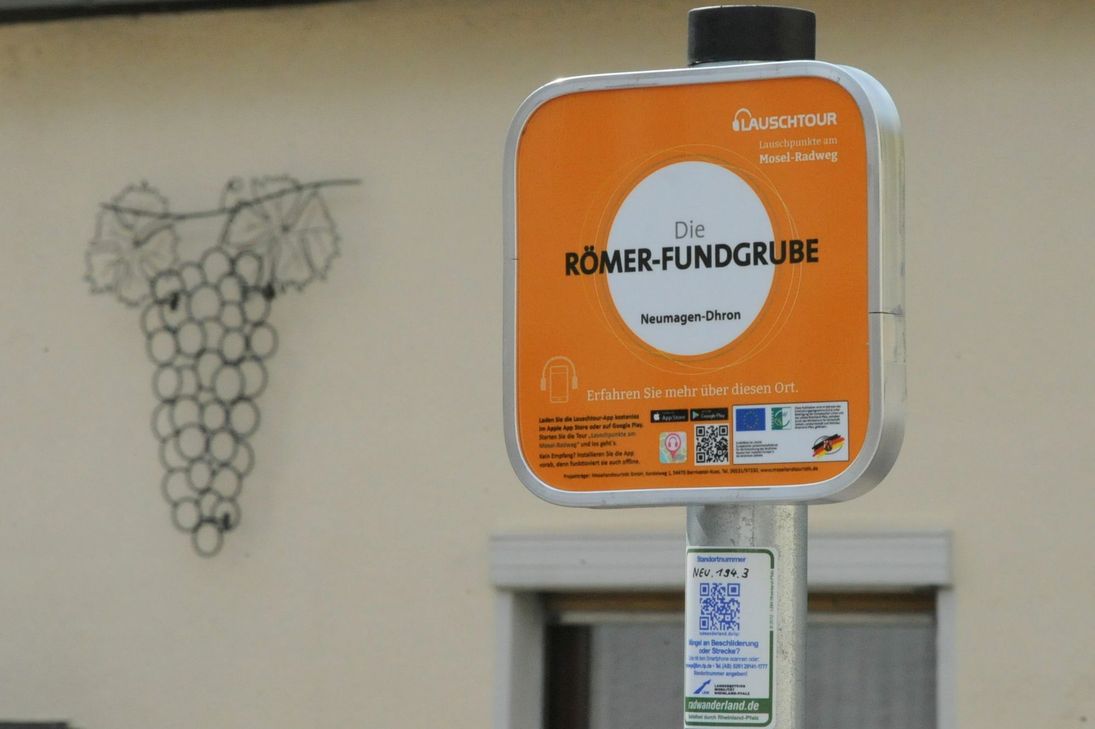 Vom Lauschpunkt "Römer-Fundgrube" am Südtorplatz in Neumagen-Dhron geht es durch das frühere römische Kastell. Lauscher erfahren Nähere zur Skulptur "Bär schlägt Eber" und Fröhlichen Steuermann, besuchen das über die Mosel fahrende Weinschiff, einen Wehrturm und den Ausoniusgarten. Foto: Schmieder