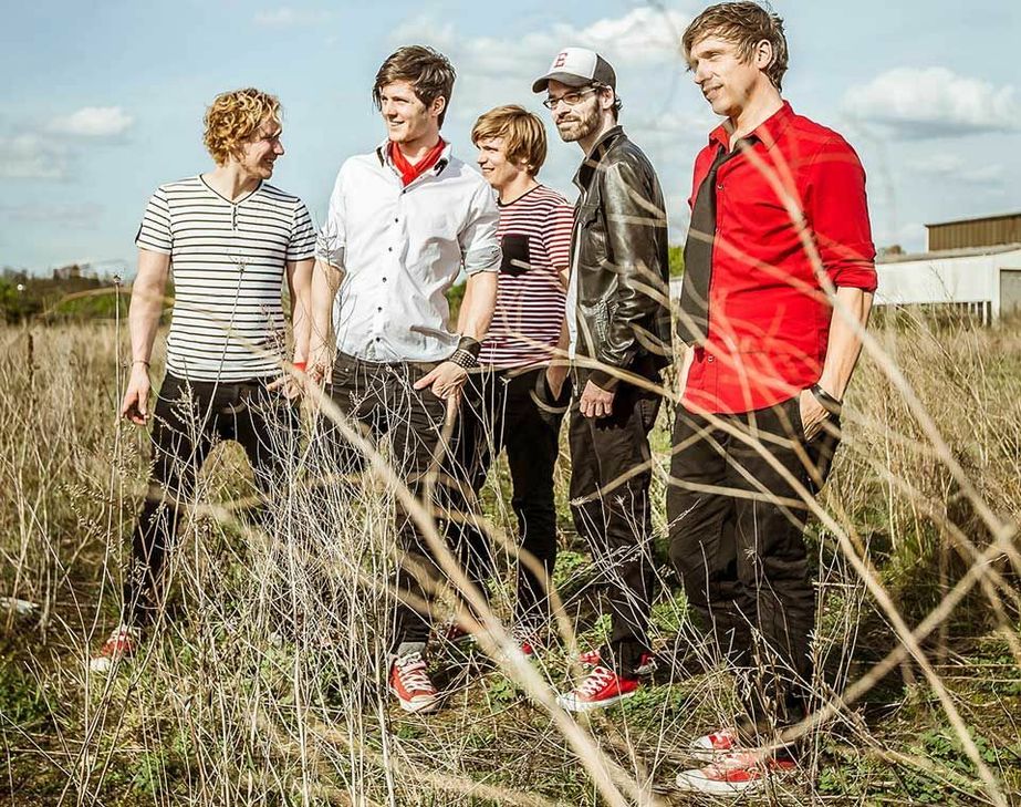 Kasalla bringt die Eicherscheider Tenne heute Abend zum Wackeln. Die Band hat ihre unverkennbaren Wurzeln in der Rockmusik, singt »op Kölsch« und wird derzeit in ganz Deutschland von den Fans gefeiert.