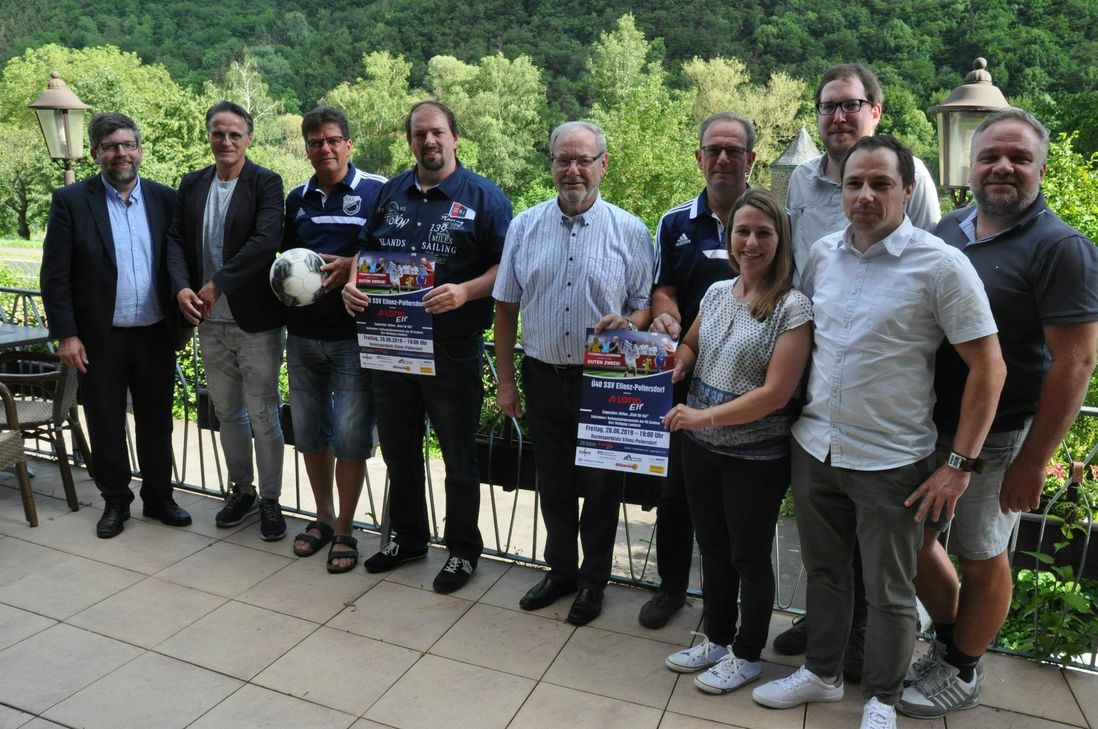 Nicht nur der Schirmherr des Benefizspiels, VG-Bürgermeister Wolfgang Lambertz (links) und der Lotto-Elf-Teammanager "Euro-Eddy" Edgar Schmitt (2. v. l.) freuen sich auf das Spiel in der "Riesling-Arena". Das Aufeinandertreffen mit den Fußballgrößen der Vergangenheit ist natürlich auch für den SSV Ellenz-Poltersdorf ein historisches Ereignis.
