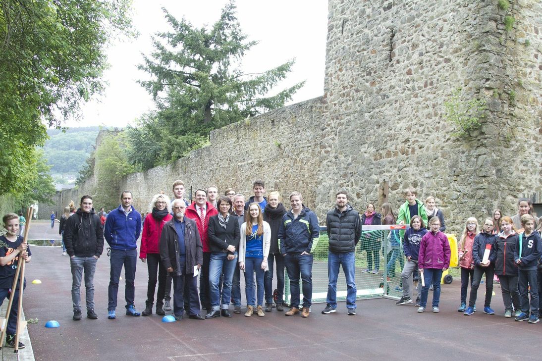 Spiel und Spaß im Schatten der Stadtmauer können jetzt Schüler des St.-Michael-Gymnasiums auf dem neu erschlossenen Gelände direkt hinter der Schule erleben. Bild: Tameer Gunnar Eden/epa
