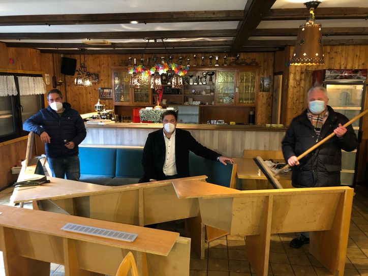 Regionalmanager Nicolas Gath (v.l.), Stefan Grießhaber (Vorsitzender der LAG Eifel) und Paul Both (Vorsitzender Dorfgemeinschaft Gey) in der neuen Versammlungsstätte von Gey, die aus dem Regionalbudget gefördert wurde. Foto: T. Förster