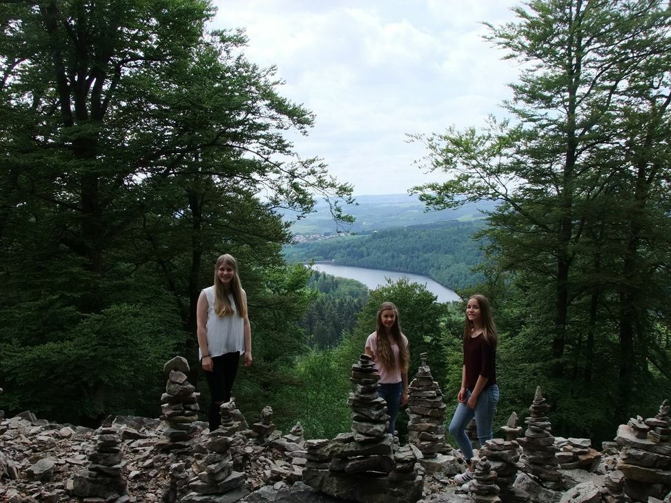 Sonntags führt die Keltentour über die Kämme der Dollberge zum Hunnenring. Auf der Strecke wird der Blick frei auf den Stausee bei Nonnweiler. Auf dem Foto genießen Noelle, Alisha und Hannah die wundervolle Wanderung.  Foto: Fischer