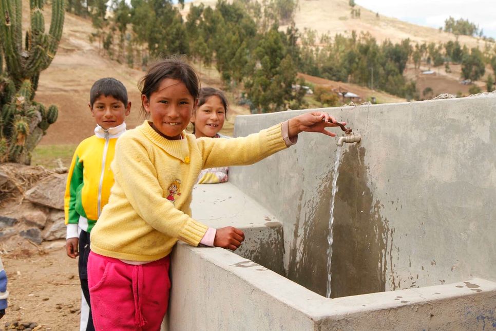 Mit einer Spende kann die Wasserversorgung ganzer Dörfer sicher gestellt werden. Gerade in den Hochenanden leiden die Menschen unter Wetterkapriolen, Hunger und Mangelernährung. Dort setzt die Peru-Hilfe von Manfred Görgens ein. Fotos: privat