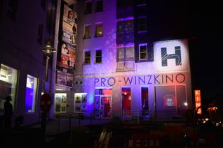 Auch im Pro-Winzkino Simmern gilt: Im Lockdown bleibt das Publikum aus, Kosten fallen weiter an. Darauf machte die Aktion "Kino leuchtet. Für dich." aufmerksam. (Foto: Bender)