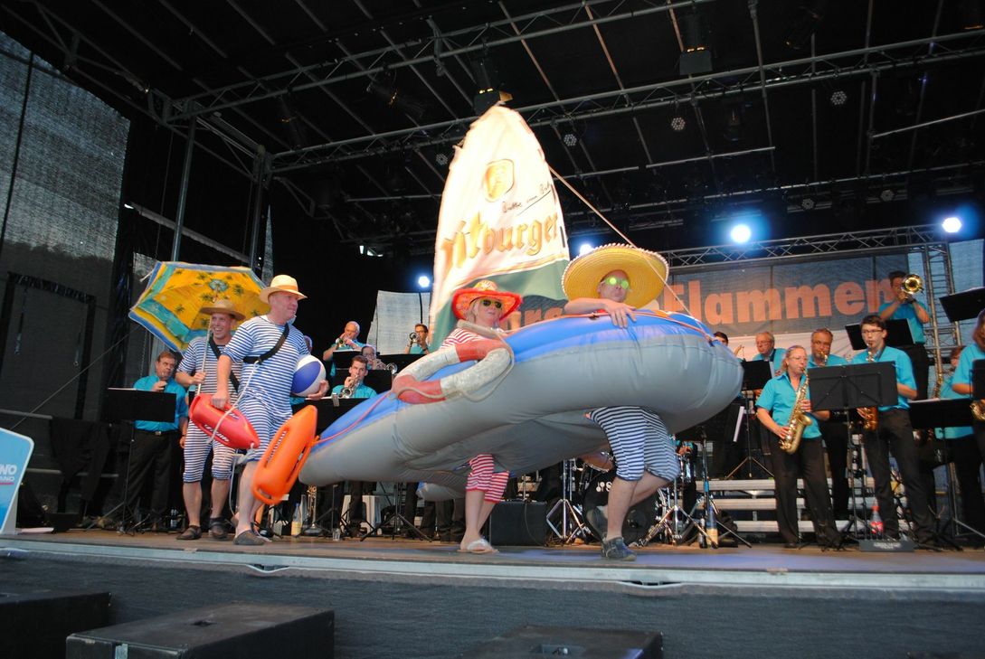 Die Bürger, die rund um den Rursee zu Hause sind, und die vielen Helfer, die das Fest stemmen, trafen sich ganz entspannt und stimmten sich auf »Rursee in Flammen« ein. Für Unterhaltung sorgten neben »Melona« natürlich wieder die Ehrenamtler selbst, die eine Show auf die Bühne brachten. So wird es auch am Donnerstag, 21. Juli, wieder sein.