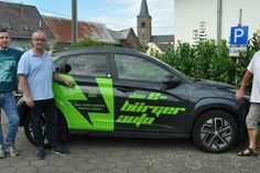 Das »E-Bürgerauto« wird in Mertloch zur Freude von (v. l.) Arno Reichelt, VG-Verwaltung Maifeld, Matthias Dahmen, Ortsbürgermeister Mertloch, und York Schmede, der in Mertloch das Carsharing-Modell betreut, sehr gut angenommen.