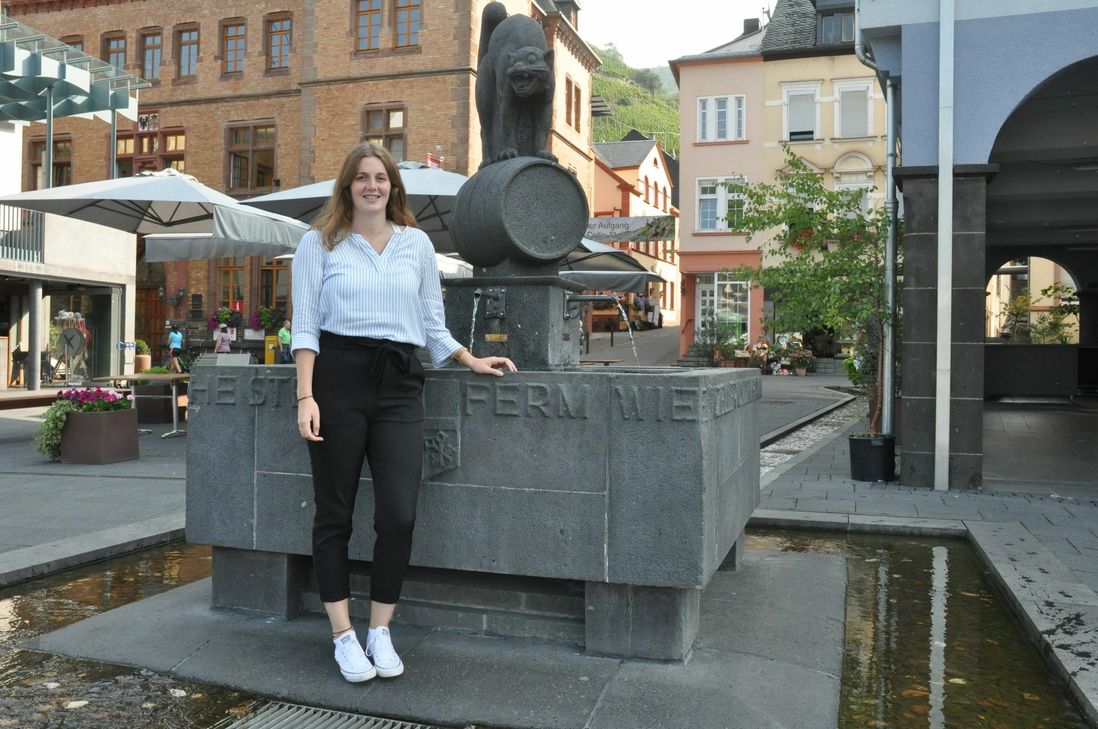 Julia Weis vor dem Wahrzeichen ihrer Heimatstadt, der "Zeller Schwarze Katz".