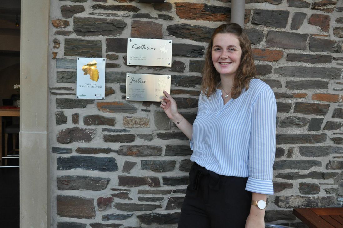 Die "Ahnengalerie" der Weinmajestäten aus dem Hause Weis.