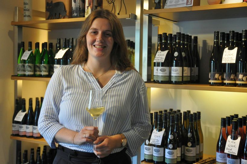 Ist das ein königliches Lächeln? Julia Weis (21) aus Zell bewirbt sich in Bernkastel-Kues als Moselweinkönigin.