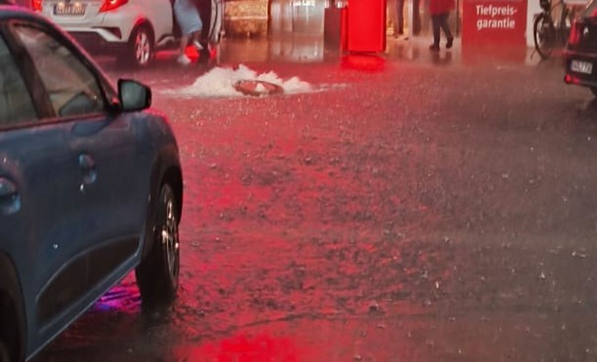 Der Starkregen drückte Kanaldeckel hoch. So wie hier vor einem Baumarkt in der  Wilhelmstraße in Bad Neuenahr-Ahrweiler.