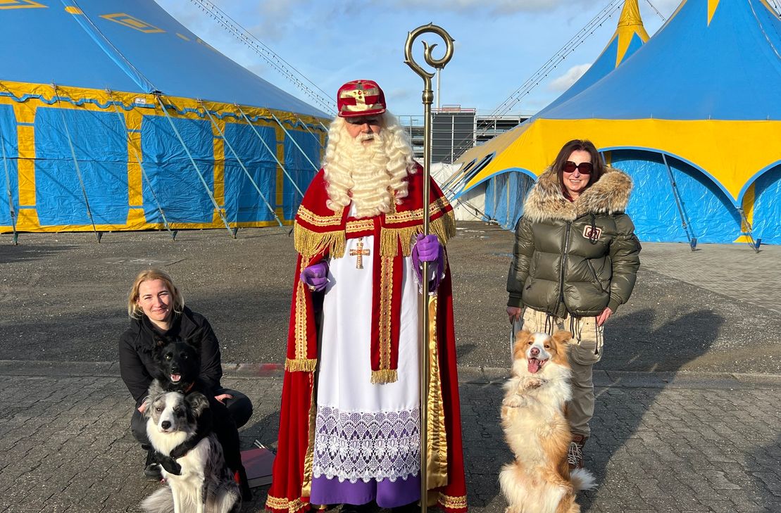 Marie und Meike Schütte von der »Frohes Fest Event GmbH« mit »Sinterklaas« und Ambers »Dancing Collies«, bei den Aufbauarbeiten zum Weihnachtscircus Aachen.