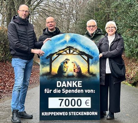 Die Initiatoren des Steckenborner Krippenweges (v.l.) André Koll, Reiner Stollenwerk und Vincenz Tüpper mit Susanne Göschel, die 7000 Euro für den »Förderkreis Hilfe für krebskranke Kinder« entgegen nahm.