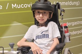 Felix darf derzeit an einer klinischen Studie teilnehmen. Seine Familie hofft, dass ein entsprechendes Medikament eines Tages zugelassen wird.