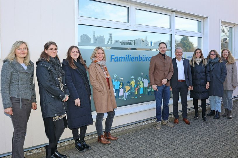 Bürgermeister Bernd Goffart (4.v.r.) und Jugendamtsleiter Sebastian Heyn (5.v.r.) haben jetzt das neue Familienbüro in Simmerath besucht. Die Mitarbeiterinnen (von links): Anna Louis, Isabell Bahnen, Giulia Holtmann, Katja Lauscher, Alina Strauch, Sarah Wolff und Lisa Baumeister bieten mitten in Simmerath ein Beratungs-Komplettangebot für alle Familien an. Foto: Benend