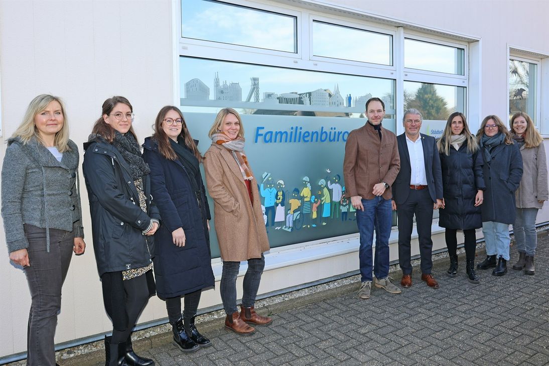 Bürgermeister Bernd Goffart (4.v.r.) und Jugendamtsleiter Sebastian Heyn (5.v.r.) haben jetzt das neue Familienbüro in Simmerath besucht. Die Mitarbeiterinnen (von links): Anna Louis, Isabell Bahnen, Giulia Holtmann, Katja Lauscher, Alina Strauch, Sarah Wolff und Lisa Baumeister bieten mitten in Simmerath ein Beratungs-Komplettangebot für alle Familien an. Foto: Benend