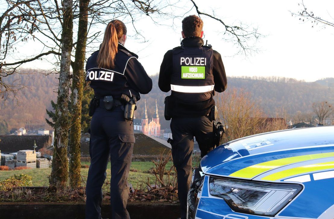 Die Polizeiinspektion Prüm stellt bei der Informationsveranstaltung "Crime Time" die abwechslungsreiche Arbeit im Streifendienst vor.