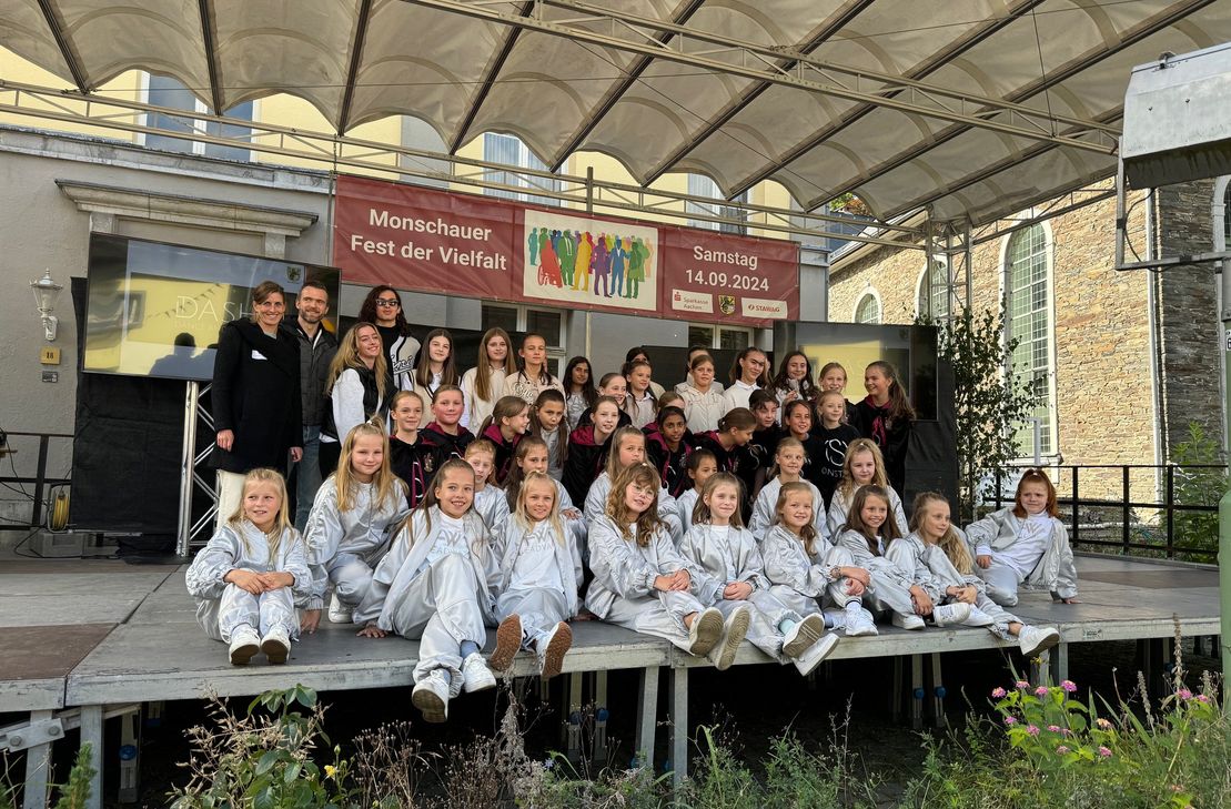 Bürgermeisterin Dr. Carmen Krämer (l.) mit Tanzgruppen des Dash e.V., die das Festival 2024 mit ihren Darbietungen bereichert haben.