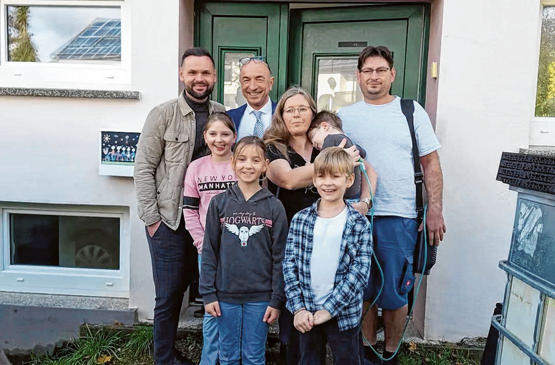 Club-Fifty-One-Präsident Jo Becker (hinten, Mitte) und WochenSpiegel-Sales-Leiter Patrizio Nuvoli (links) machten sich im November 2025 gemeinsam mit Familie Brückner vor Ort ein Bild. Das Wohnhaus im Hintergrund wird inzwischen grundlegend saniert.