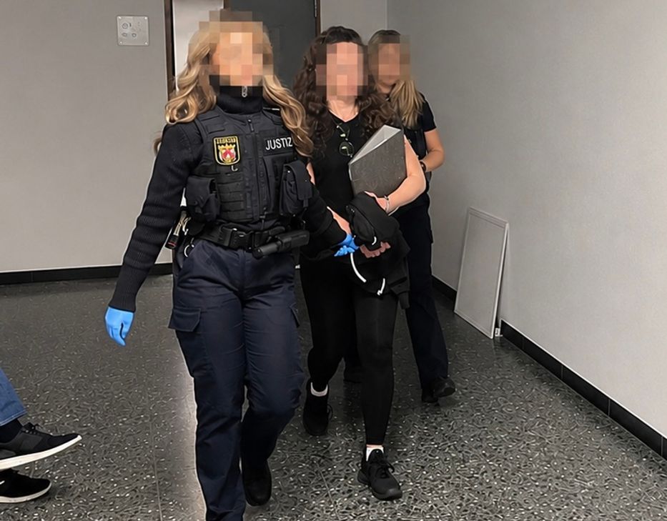 Sitzt seit 2023 in Untersuchungshaft: Julia L., sie ist die Ex-Lebensgefährtin des ermordeten Arztes Steffen Braun.