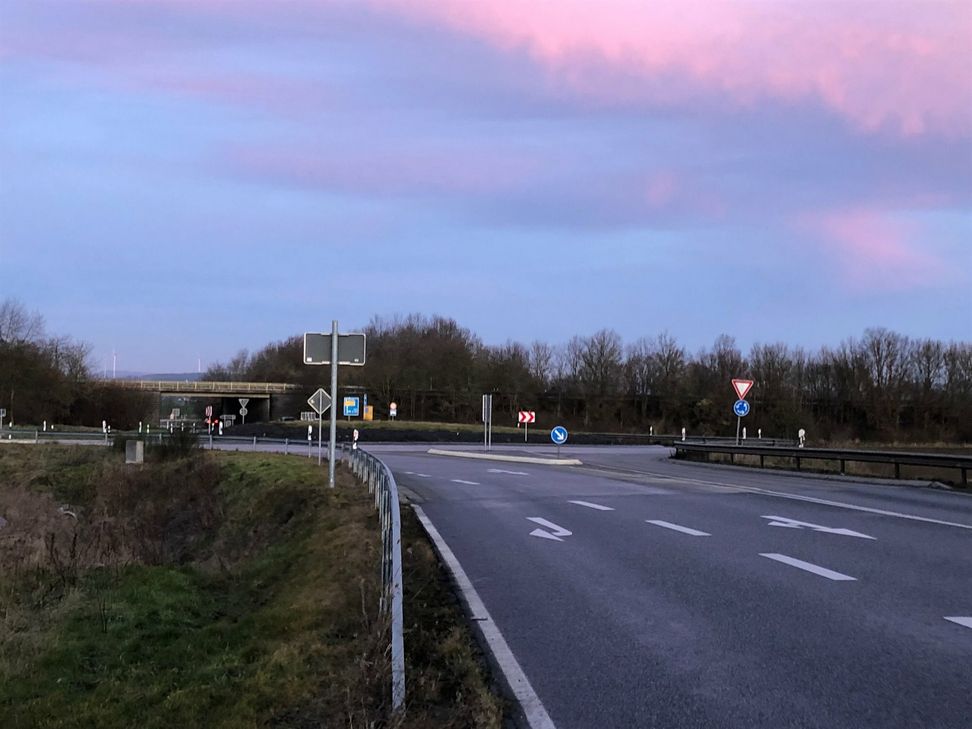 Die B 262 zwischen der Anschlussstelle Mayen der A 48 und dem Abzweig zum Bernardshof muss wegen Unterhaltungsarbeiten erneut gesperrt werden.