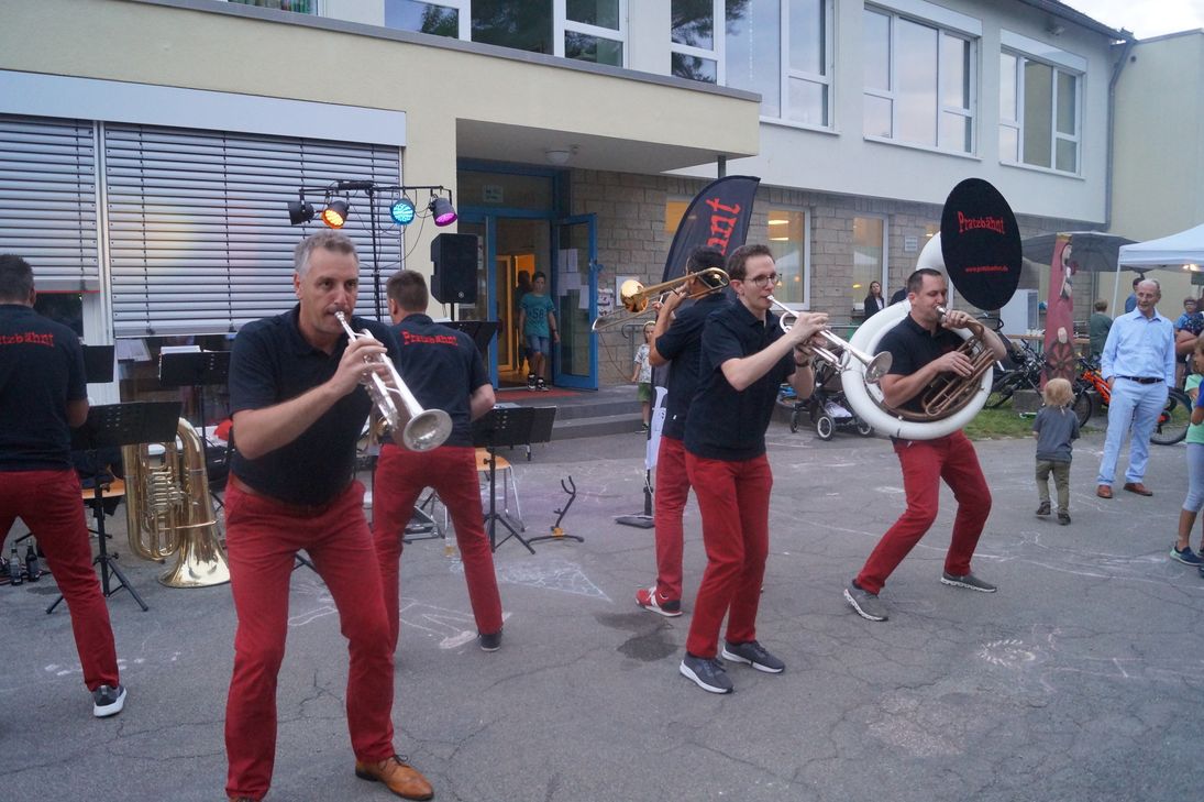 "Die "Pratzbähnt" sorgte für ausgelassene Stimmung auf dem ersten Stadtdorffest auf dem Kita-Vorplatz in Kernscheid."