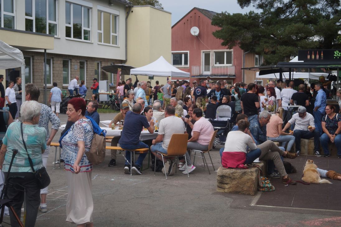 "Mehrere Hundert Menschen haben das erste Stadttorffest auf dem Kita-Vorplatz in Kernscheid besucht."