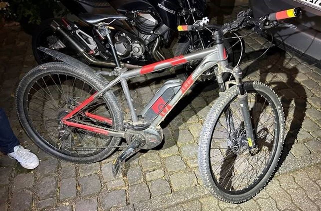 Am 31. Mai gegen 23.15 Uhr wurde in der Jacobsstraße in Speicher ein herrenloses grau-rotes E-Bike der Marke "Liqbike" aufgefunden.