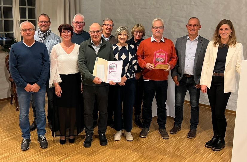 Monschaus Bürgermeisterin Dr. Carmen Krämer (r.) und Bernd Jakobs, Vorsitzender des zuständigen Sozialausschusses zeichneten die Heimatpreisträger 2024 aus - hier die Akteure des Höfener Schmetterlingsparks