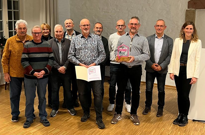Monschaus Bürgermeisterin Dr. Carmen Krämer (r.) und Bernd Jakobs, Vorsitzender des zuständigen Sozialausschusses zeichneten die Heimatpreisträger 2024 aus - hier die Krippenbauer aus Mützenich