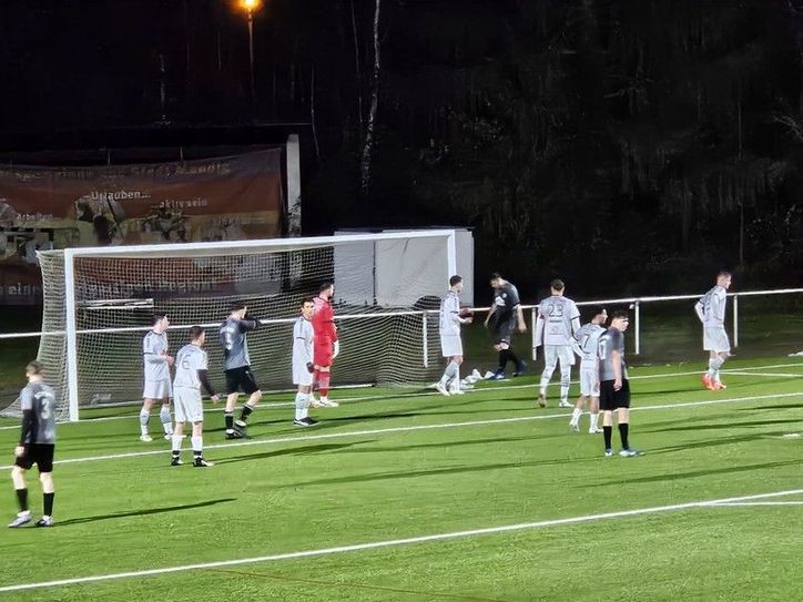 Mit 4:2 besiegte Mendig (weiße Trikots) im zweiten Testspiel den Lokalrivalen FC Plaidt.