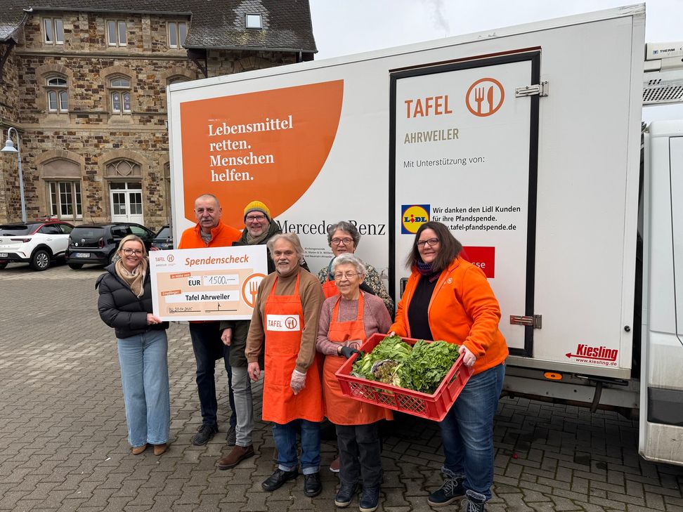 Assistentin Magdalena Freund (l.) und der Geschäftsführer der PRÜTERPLAN GmbH, Frank Grohs (3.v.l.), überreichten jüngst einen Scheck in Höhe von 1500 Euro an die Tafel Ahrweiler. Die ehrenamtlichen Mitarbeiter Detlef Weinert, Ekkehard Fiebrich, Elena Böhm und Marie Mies sowie Tafel-Koordinatorin Mirjam Hagebölling bedankten sich sehr für die Spende.
