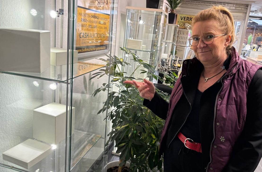 Fassungslos steht Christine Gärtner vor den leeren Vitrinen ihres Goldankaufs in der Mannheimer Straße. Es ist bereits der dritte Einbruch innerhalb von wenigen Jahren - aber bei weitem der professionellste.
