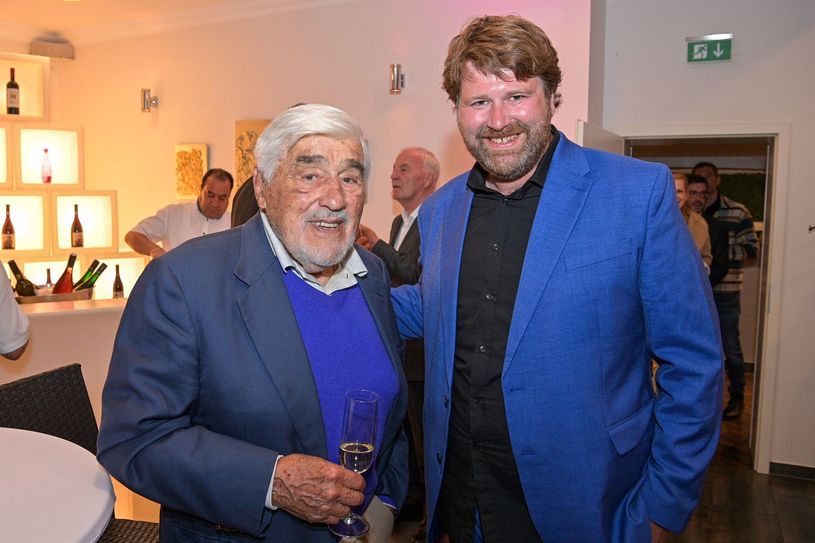 Der Burgfestspielschauspieler Thorsten Hamer traf den Paten der Burgfestspiele, Mario Adorf, auf einem Empfang.