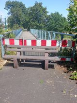 Die Holzoberfläche der Brücke ist beschädigt und muss ausgetauscht werden.