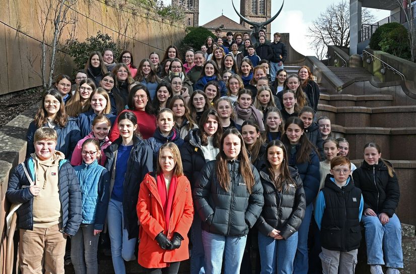 Die Musikerinnen und Musiker des AMG-Orchesters am Schlossbrunnen in Pirmasens.