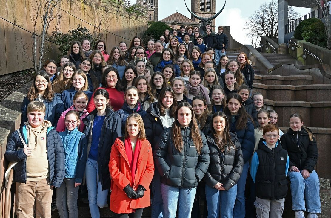 Die Musikerinnen und Musiker des AMG-Orchesters am Schlossbrunnen in Pirmasens.