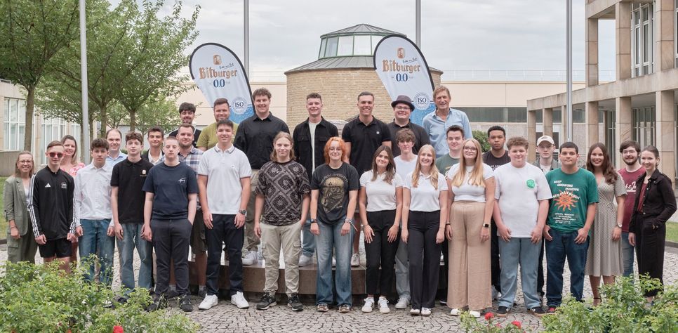 hintere Reihe (v. l. n.r.): Theodoros Passias, David Buschmann, Niklas Thielen, Matthias Schwarz, Maurice Keilen, Peter Nahrings, Jan Niewodniczanski (Geschäftsführung)
mittlere Reihe (v. l. n.r.): Tina Weber (Betriebsrat), Dr. Stefan Schmitz (Geschäftsführung), Simon Lonien, Eric Arens, Marvin Krause, Daniel Schwalen, Etienne Essomé, Yehor Savostianov
vordere Reihe (v. l. n.r.): Jasmin Schwendemann (Personalabteilung), Robin Dingels, Benedikt Sonnen, Louis Weber, Milan Meier, Gianluca Neumann, Fynn-Dag Kronenbusch, Lara Eisenberg, Louisa Gerhardy, Eva Kömen, Jule Peters, Gleb Fast, Viorel Babadac, Nora Hensel (Personalabteilung), Marco Schmitz (Personalabteilung), Eva Becker (Personalabteilung)