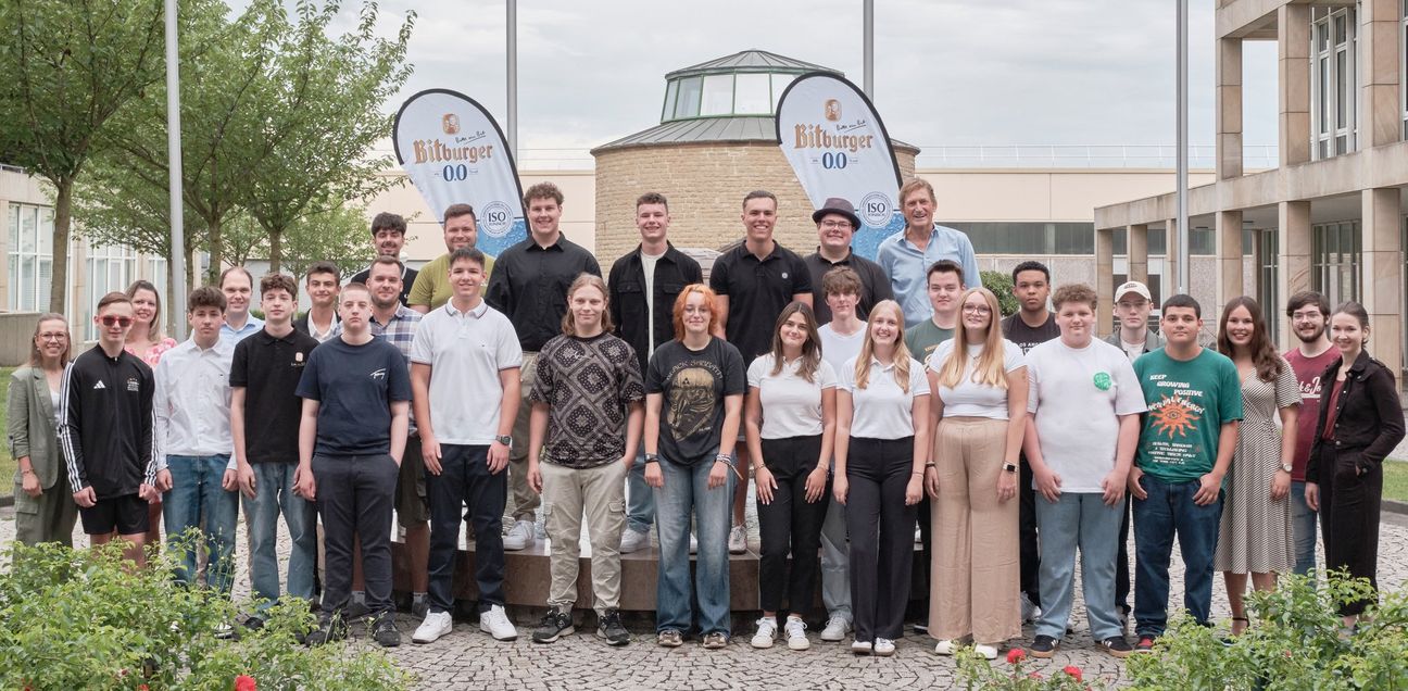hintere Reihe (v. l. n.r.): Theodoros Passias, David Buschmann, Niklas Thielen, Matthias Schwarz, Maurice Keilen, Peter Nahrings, Jan Niewodniczanski (Geschäftsführung)
mittlere Reihe (v. l. n.r.): Tina Weber (Betriebsrat), Dr. Stefan Schmitz (Geschäftsführung), Simon Lonien, Eric Arens, Marvin Krause, Daniel Schwalen, Etienne Essomé, Yehor Savostianov
vordere Reihe (v. l. n.r.): Jasmin Schwendemann (Personalabteilung), Robin Dingels, Benedikt Sonnen, Louis Weber, Milan Meier, Gianluca Neumann, Fynn-Dag Kronenbusch, Lara Eisenberg, Louisa Gerhardy, Eva Kömen, Jule Peters, Gleb Fast, Viorel Babadac, Nora Hensel (Personalabteilung), Marco Schmitz (Personalabteilung), Eva Becker (Personalabteilung)