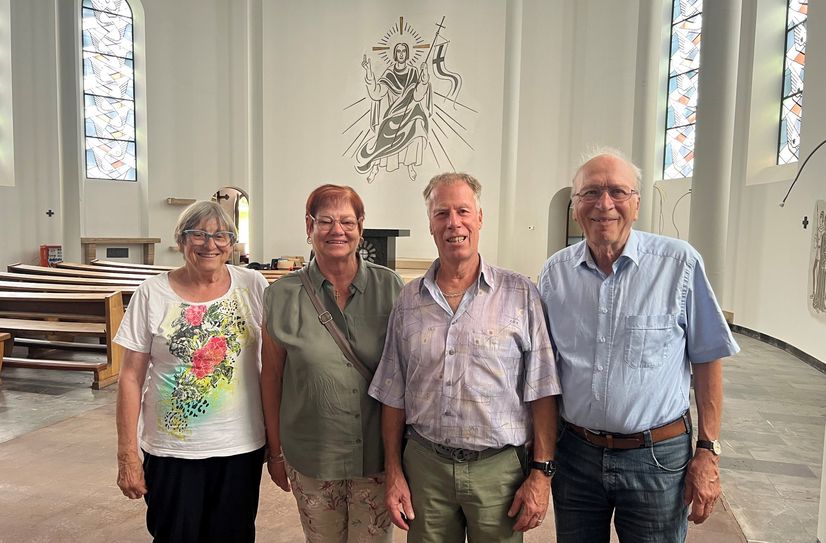 Sie hat schon bessere Zeiten gesehen, aber auch deutlich schlechtere: Die Pfarrkirche St. Bartholomäus in Mützenich, die frisch sanert ihr 175-jähriges Bestehen feiert. Akteure wie (v.l.) Christa Jonen, Angelika Juwick, Gottfried Völl und Dr. Reinhard Jonen bewahren das Gotteshaus durch ihr Engagement als Mittelpunkt des Dorfes.