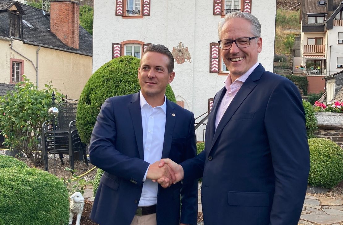 Der bisherige Präsident, Thomas Donsbach aus Bullay (rechts) übergab das Präsidentenamt an seinen Nachfolger, Sebastian Bodensteiner aus Traben-Trarbach.
