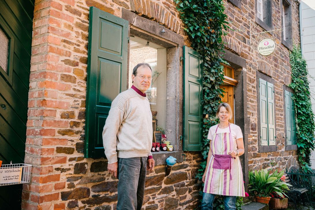 im "Pfirsichhof" der Familie Ursula Bremm-Gerhards und Thomas Gerhards in Neef findet der Genuss-Stammtisch für Lebensmittelproduzenten im Weinanbaugebiet Mosel statt.