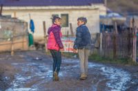 Die Johanniter-Weihnachtstrucker bringen sie dann zu alten, kranken und behinderten Menschen, sehr kinderreichen Familien und Wohneinrichtungen für Schutzbedürftige in Südosteuropa inklusive der Ukraine und in Deutschland