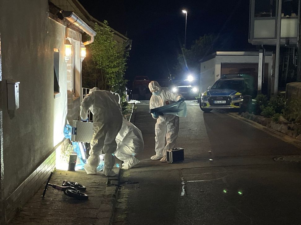Beamte der Spurensicherung waren bis tief in die Nacht in Urmersbach im Einsatz.